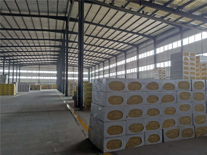 在建筑行業(yè)，防水巖棉板作為一種重要的建筑材料，其質(zhì)量與性能直接關(guān)系到建筑的安全與使用壽命。近年來(lái)，國產(chǎn)防水巖棉板廠(chǎng)家憑借其先進(jìn)的技術(shù)、嚴格的質(zhì)量控制以及優(yōu)質(zhì)的產(chǎn)品性能，已經(jīng)在國內外市場(chǎng)上占據了一席之地。本文將圍繞國產(chǎn)防水巖棉板廠(chǎng)家展開(kāi)討論，探討其專(zhuān)業(yè)性與準確性。